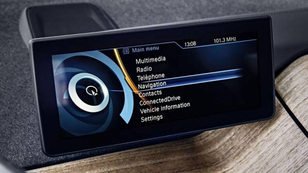 Central multimídia com tela touchscreen mostra as funções do iDrive | <a href="https://quatrorodas.abril.com.br/saloes/frankfurt/2013/bmw-i3-753151.shtml" rel="migration">Leia mais</a>