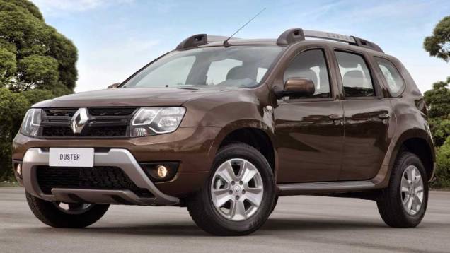 A frente ganhou faróis com led e uma nova grade frontal, com acabamento preto em vez do cromado | <a href="https://quatrorodas.abril.com.br/noticias/fabricantes/renault-duster-2016-estreia-novo-visual-852094.shtml" target="_blank" rel="migration">Leia mais</a>