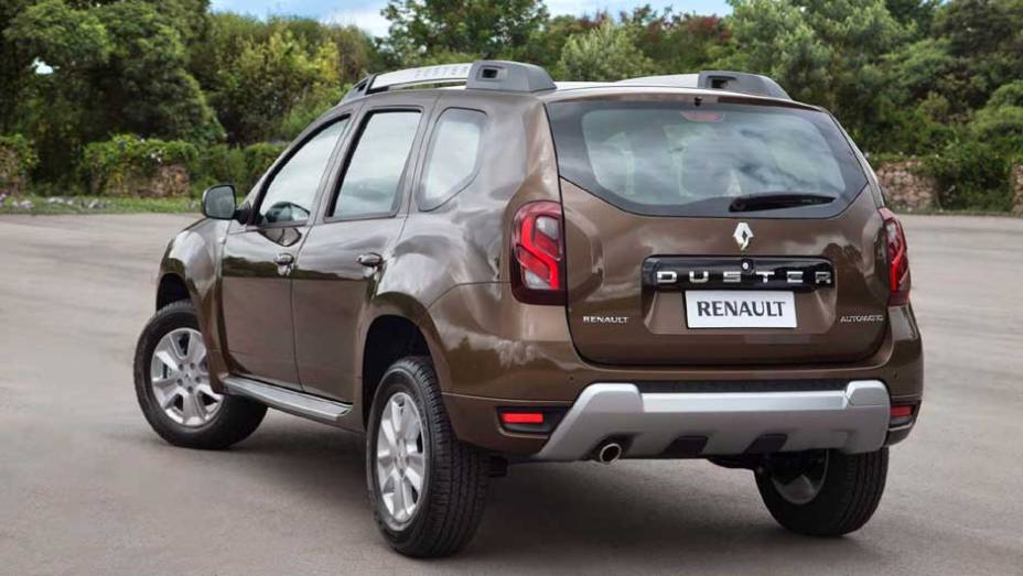 Na traseira, novas lanternas e puxador da tampa do porta-malas em preto brilhante | <a href="https://quatrorodas.abril.com.br/noticias/fabricantes/renault-duster-2016-estreia-novo-visual-852094.shtml" target="_blank" rel="migration">Leia mais</a>