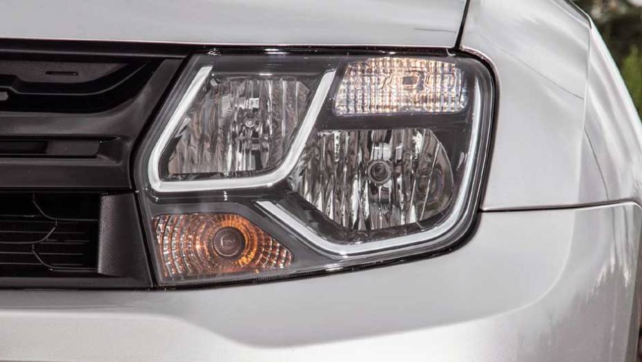 Detalhes dos leds nos faróis | <a href="https://quatrorodas.abril.com.br/noticias/fabricantes/renault-duster-2016-estreia-novo-visual-852094.shtml" target="_blank" rel="migration">Leia mais</a>