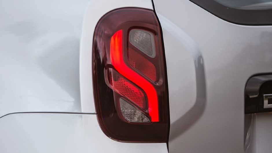 Desenho das lanternas &eacute; exclusivo para o mercado brasileiro | <a href="https://quatrorodas.abril.com.br/noticias/fabricantes/renault-duster-2016-estreia-novo-visual-852094.shtml" target="_blank" rel="migration">Leia mais</a>