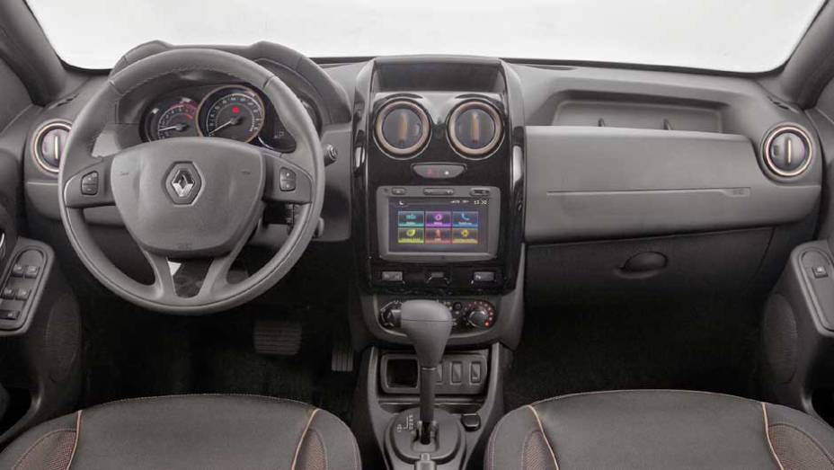 Interior traz novo painel de instrumentos, volante de três raios do Logan e console central com acabamento preto | <a href="https://quatrorodas.abril.com.br/noticias/fabricantes/renault-duster-2016-estreia-novo-visual-852094.shtml" target="_blank" rel="migration">Leia mais</a>