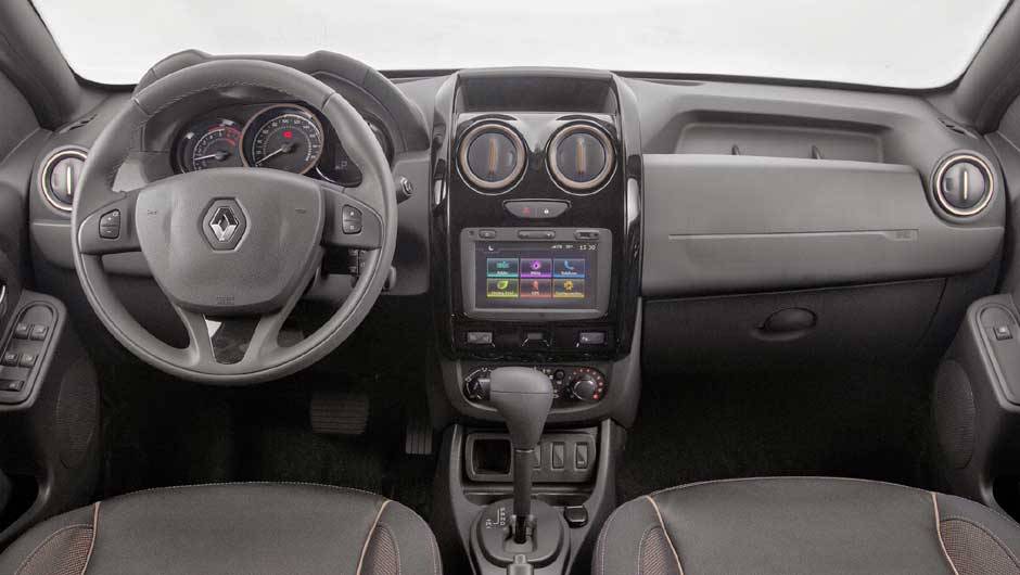 Interior traz novo painel de instrumentos, volante de tr&ecirc;s raios do Logan e console central com acabamento preto | <a href="https://quatrorodas.abril.com.br/noticias/fabricantes/renault-duster-2016-estreia-novo-visual-852094.shtml" target="_blank" rel="migration">Leia mais</a>