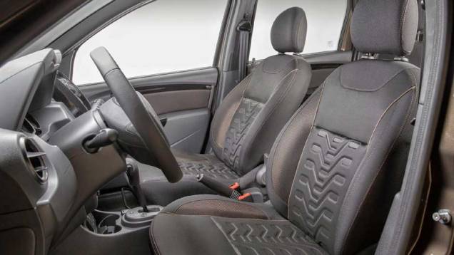 Bancos ganharam novo revestimento com detalhes em baixo relevo e costuras na cor marrom | <a href="https://quatrorodas.abril.com.br/noticias/fabricantes/renault-duster-2016-estreia-novo-visual-852094.shtml" target="_blank" rel="migration">Leia mais</a> Bancos ganharam novo revestimento com detalhes em baixo relevo e costuras na cor marrom | <a href="https://quatrorodas.abril.com.br/noticias/fabricantes/renault-duster-2016-estreia-novo-visual-852094.shtml" target="_blank" rel="migration">Leia mais</a>