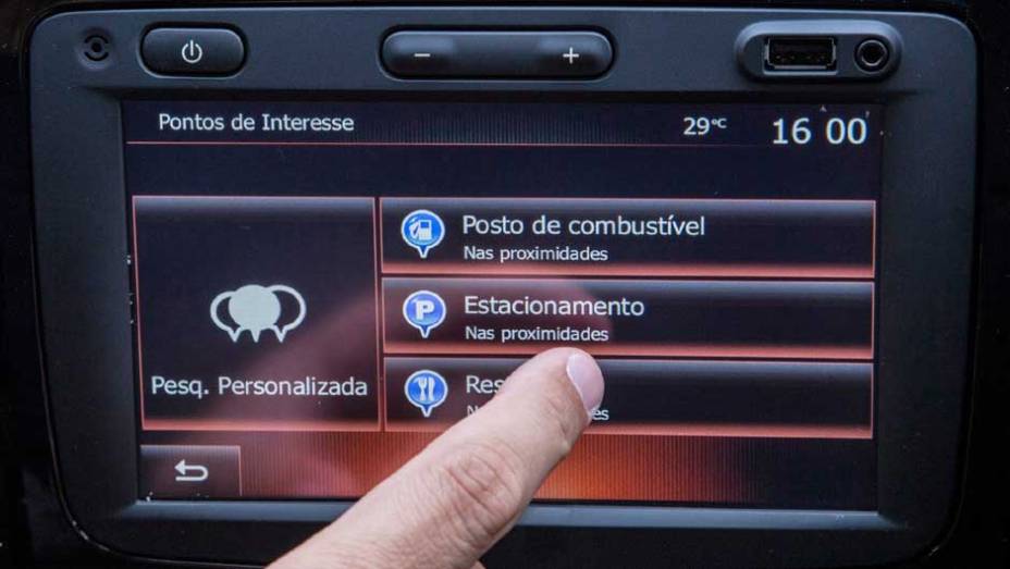 Central multimídia Media NAV Evolution traz acesso a redes sociais e aplicativos | <a href="https://quatrorodas.abril.com.br/noticias/fabricantes/renault-duster-2016-estreia-novo-visual-852094.shtml" target="_blank" rel="migration">Leia mais</a>