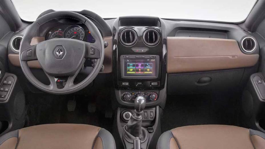 Versão Dynamique 4x4 tem painel bicolor e bancos em couro marrom | <a href="https://quatrorodas.abril.com.br/noticias/fabricantes/renault-duster-2016-estreia-novo-visual-852094.shtml" target="_blank" rel="migration">Leia mais</a>