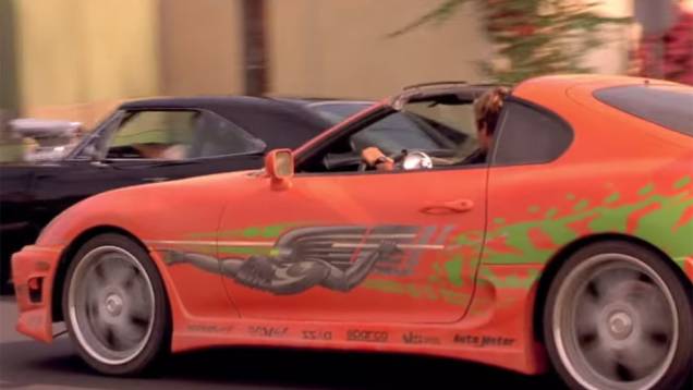 Toyota Supra: possivelmente o carro mais emblemático de toda a saga, este esportivo foi dirigido por Brian OConnor (Paul Walker) na famosa cena final de Velozes e Furiosos (2001)