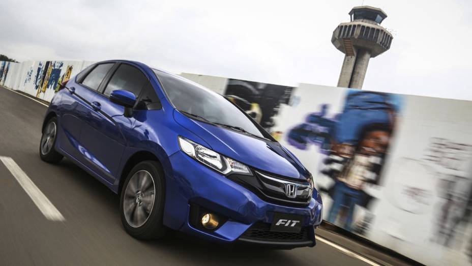 Maior e com design mais esportivo, o Fit chega à terceira geração | <a href="https://quatrorodas.abril.com.br/carros/lancamentos/novo-honda-fit-781163.shtml" rel="migration">Leia mais</a>