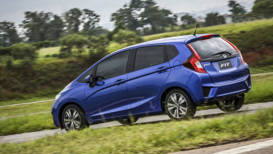 As lanternas em formato de cunha tem um prolongamento meramente estético nas colunas "C" | <a href="https://quatrorodas.abril.com.br/carros/lancamentos/novo-honda-fit-781163.shtml" rel="migration">Leia mais</a>