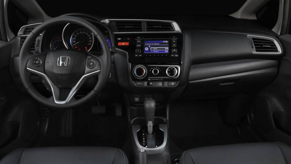 O interior ficou mais sóbrio e mais bem acabado, com os comandos voltados para o motorista | <a href="https://quatrorodas.abril.com.br/carros/lancamentos/novo-honda-fit-781163.shtml" rel="migration">Leia mais</a>