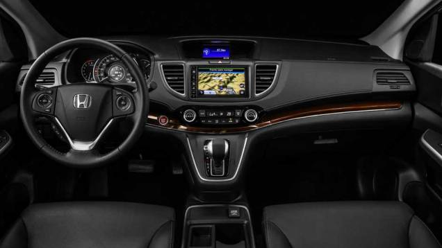 Por dentro, a Honda diz ter mudado o desenho do console central e oferece novas opções de revestimento | <a href="https://quatrorodas.abril.com.br/noticias/fabricantes/honda-cr-v-reestilizado-chega-r-134-900-882983.shtml" target="_blank" rel="migration">Leia mais</a>