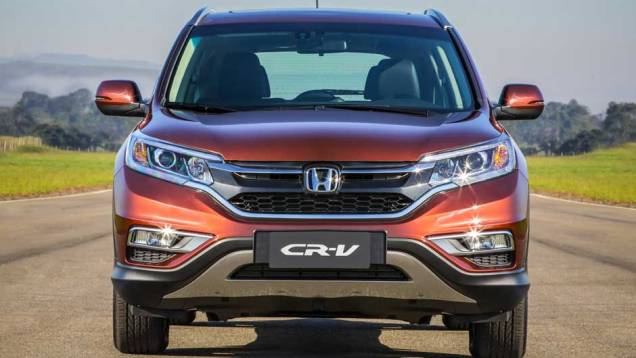 Visual dianteiro agora segue a identidade visual solid wing adotada pela Honda em seus modelos mais recentes | <a href="https://quatrorodas.abril.com.br/noticias/fabricantes/honda-cr-v-reestilizado-chega-r-134-900-882983.shtml" target="_blank" rel="migration">Leia mais</a>