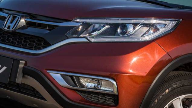 Além do novo formato, faróis ganharam leds | <a href="https://quatrorodas.abril.com.br/noticias/fabricantes/honda-cr-v-reestilizado-chega-r-134-900-882983.shtml" target="_blank" rel="migration">Leia mais</a> Além do novo formato, faróis ganharam leds | <a href="https://quatrorodas.abril.com.br/noticias/fabricantes/honda-cr-v-reestilizado-chega-r-134-900-882983.shtml" target="_blank" rel="migration">Leia mais</a>