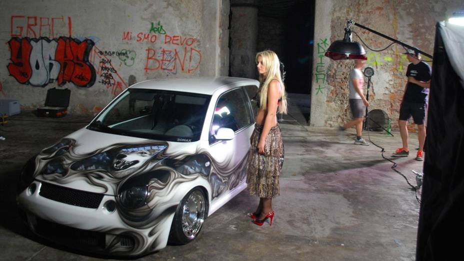 Alemã Mandy Lange, de 23 anos, é a estrela do calendário Miss Tuning 2012 da Tuning World Bodensee