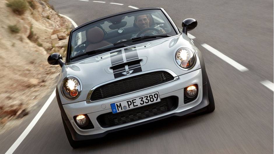 Olhando de frente, ele &eacute; a cara dos seus "irm&atilde;os" | <a href="https://quatrorodas.abril.com.br/noticias/mini-roadster-chega-r-132-950-318180_p.shtml" rel="migration">Leia mais</a>