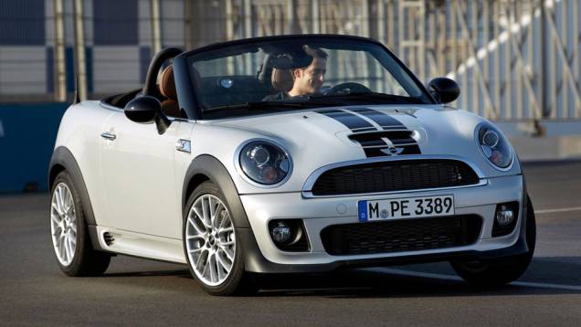 Só duas pessoas podem desfrutar a paisagem no MINI Roadster | <a href="https://quatrorodas.abril.com.br/noticias/mini-roadster-chega-r-132-950-318180_p.shtml" rel="migration">Leia mais</a>