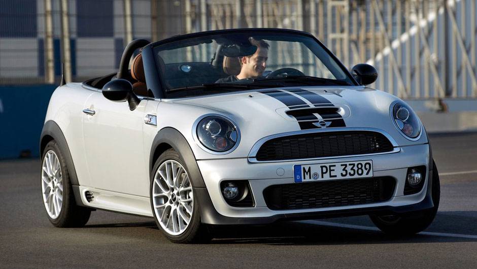 S&oacute; duas pessoas podem desfrutar a paisagem no MINI Roadster | <a href="https://quatrorodas.abril.com.br/noticias/mini-roadster-chega-r-132-950-318180_p.shtml" rel="migration">Leia mais</a>
