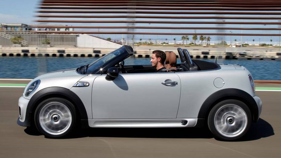 Pequeno e veloz, o MINI Roadster é uma boa pedida para quem gosta de dirigir | <a href="https://quatrorodas.abril.com.br/noticias/mini-roadster-chega-r-132-950-318180_p.shtml" rel="migration">Leia mais</a>