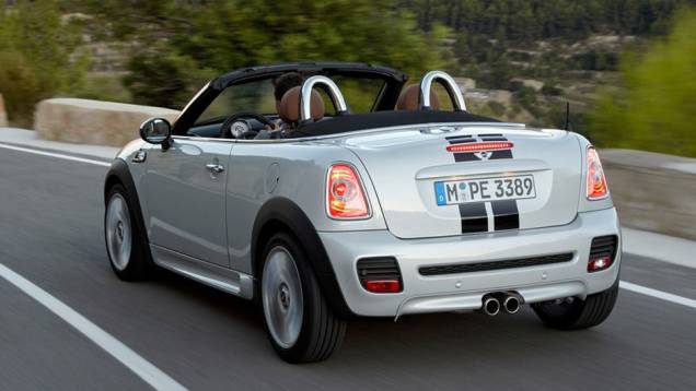 A traseira também é praticamente idêntica a da versão com teto | <a href="https://quatrorodas.abril.com.br/noticias/mini-roadster-chega-r-132-950-318180_p.shtml" rel="migration">Leia mais</a> A traseira também é praticamente idêntica a da versão com teto | <a href="https://quatrorodas.abril.com.br/noticias/mini-roadster-chega-r-132-950-318180_p.shtml" rel="migration">Leia mais</a>