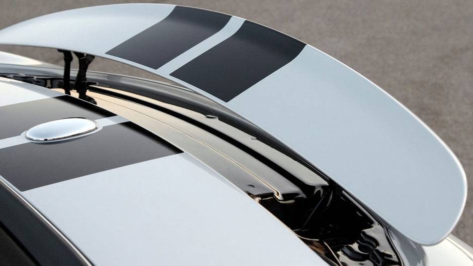 O aerof&oacute;lio traseiro se ergue acima dos 80 km/h | <a href="https://quatrorodas.abril.com.br/noticias/mini-roadster-chega-r-132-950-318180_p.shtml" rel="migration">Leia mais</a>