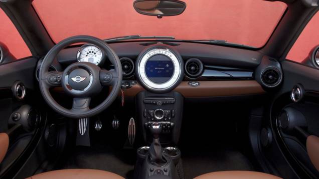 Por dentro, as formas redondas predominam | <a href="https://quatrorodas.abril.com.br/noticias/mini-roadster-chega-r-132-950-318180_p.shtml" rel="migration">Leia mais</a> Por dentro, as formas redondas predominam | <a href="https://quatrorodas.abril.com.br/noticias/mini-roadster-chega-r-132-950-318180_p.shtml" rel="migration">Leia mais</a>