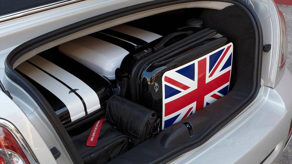 No porta-malas, capacidade de at&eacute; 240 litros | <a href="https://quatrorodas.abril.com.br/noticias/mini-roadster-chega-r-132-950-318180_p.shtml" rel="migration">Leia mais</a>
