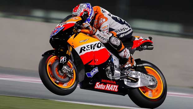 Stoner vence a MotoGP no Qatar