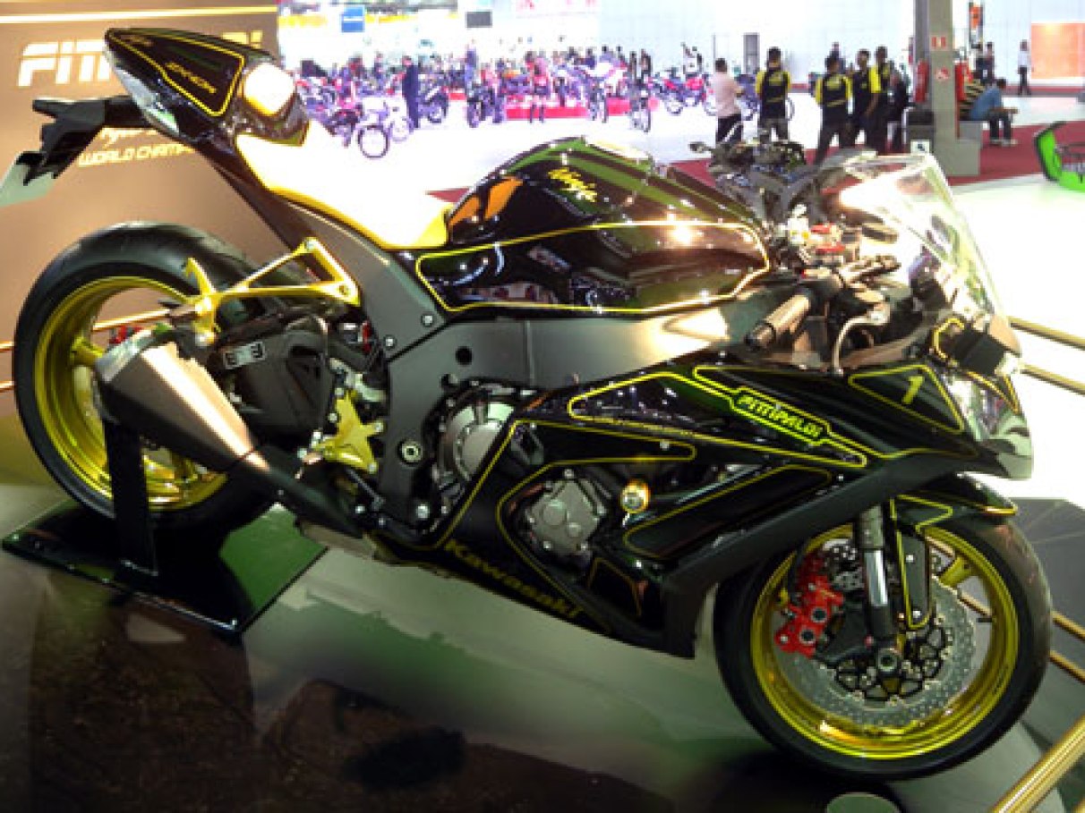 Fittipaldi ganha moto Kawasaki em sua homenagem | Quatro Rodas