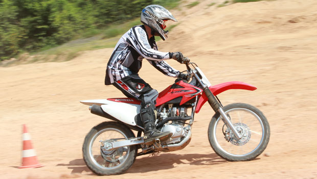 CRF 150F: Uma opção divertida para iniciantes no off road - moto