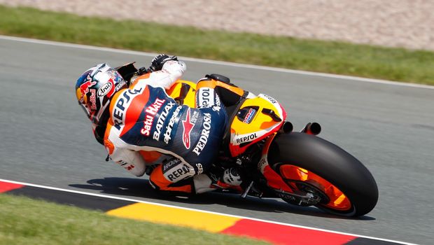 Stoner cai e Pedrosa vence Stoner cai e Pedrosa vence
