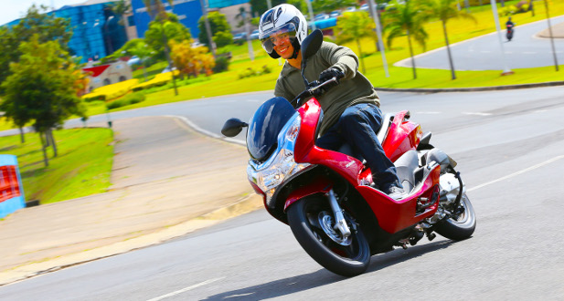 Honda PCX chega em maio por R$ 7.990 Honda PCX chega em maio por R$ 7.990
