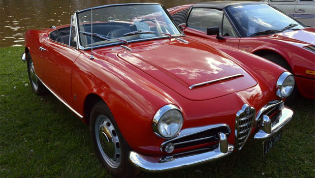 Encontro Paulista de Autos Antigos movimenta Águas de Lindóia no feriado