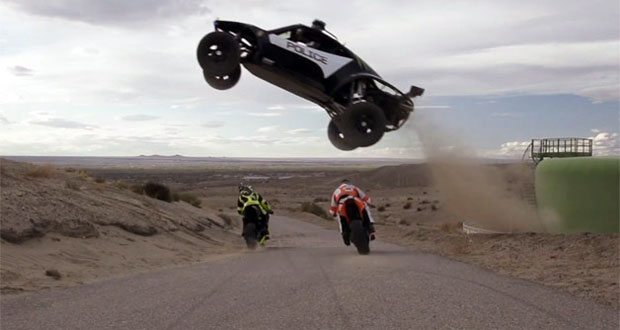 Moto x carro: veja a batalha de drift!