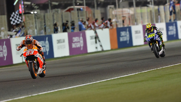 Em prova disputada, Márquez segura pressão de Rossi e vence no Catar Em prova disputada, Márquez segura pressão de Rossi e vence no Catar