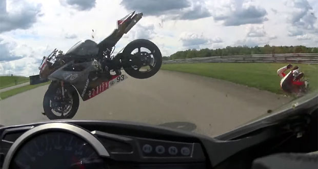 Vídeo mostra acidente de moto impressionante