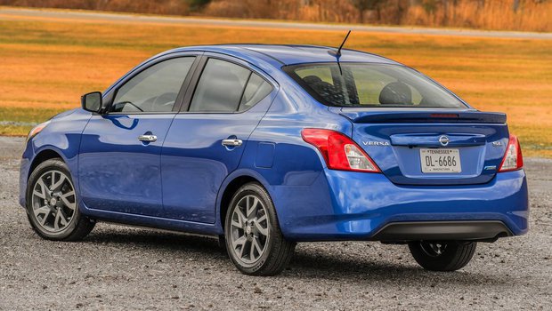 nissan-versa_sedan_2015_1024x768_wallpaper_05.jpeg