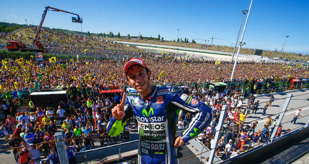 Valentino Rossi vence em casa e torcida faz a festa na pista