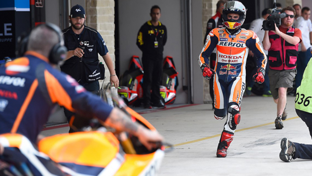 Marc Márquez correndo para pegar moto reserva Marc Márquez correndo para pegar moto reserva