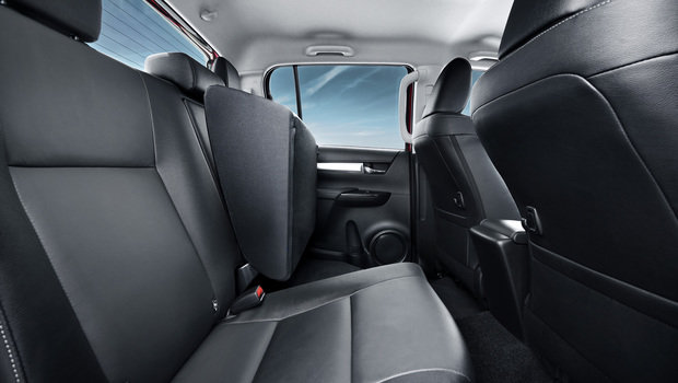 hilux_interior_01_dpl.jpeg hilux_interior_01_dpl.jpeg