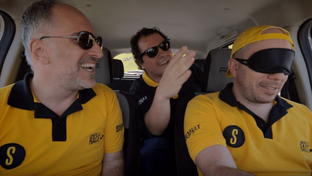 Um motorista vendado prova que câmera de ré é indispensável