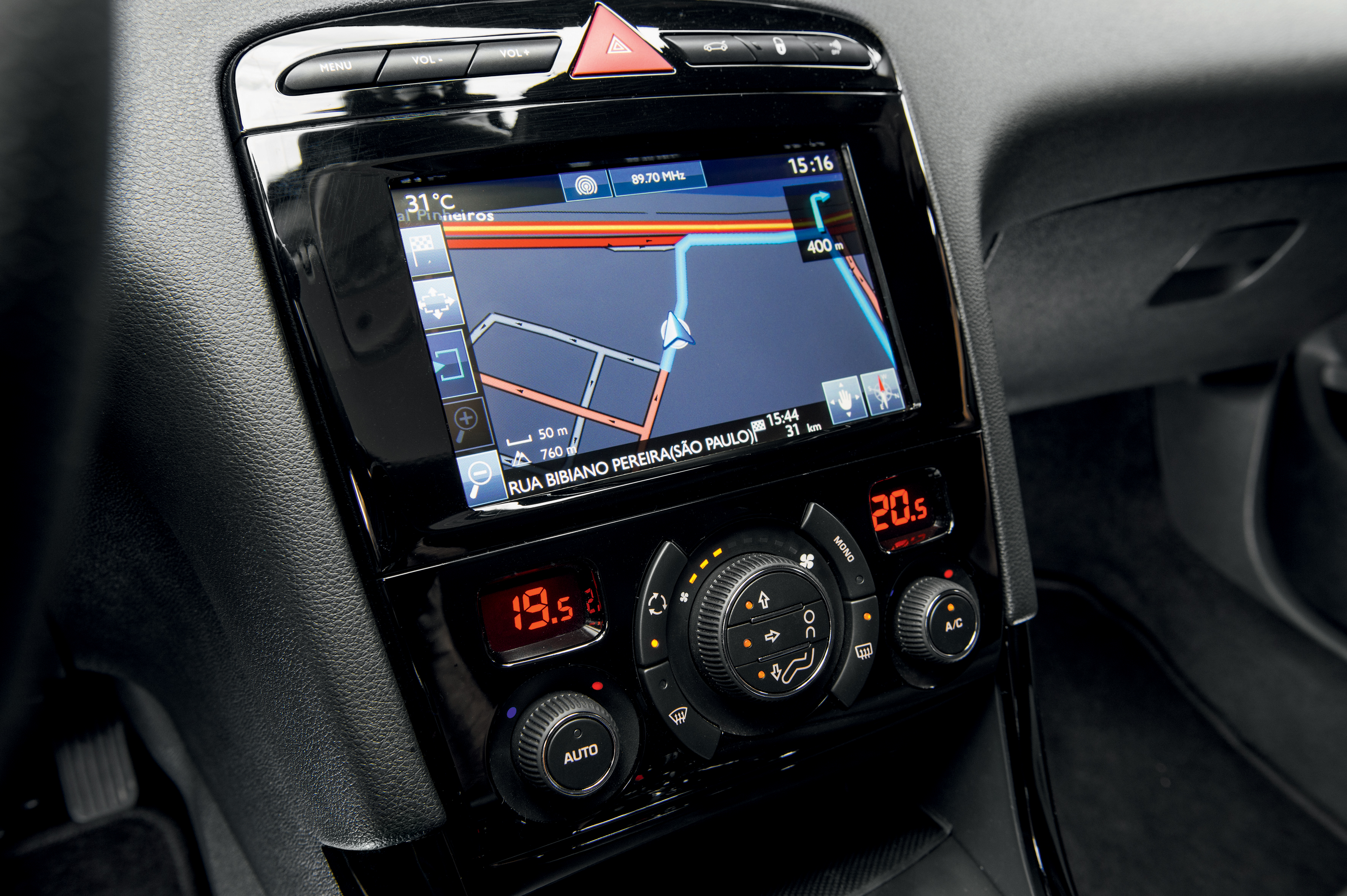 Central mutimídia touchscreen de 7 poleagas s´ø tem GPS na versão Griffe