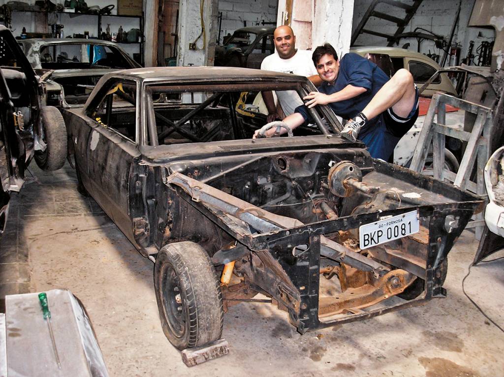 O último Dodge, um Dart 1981, foi encontrado sem capô e mecânica