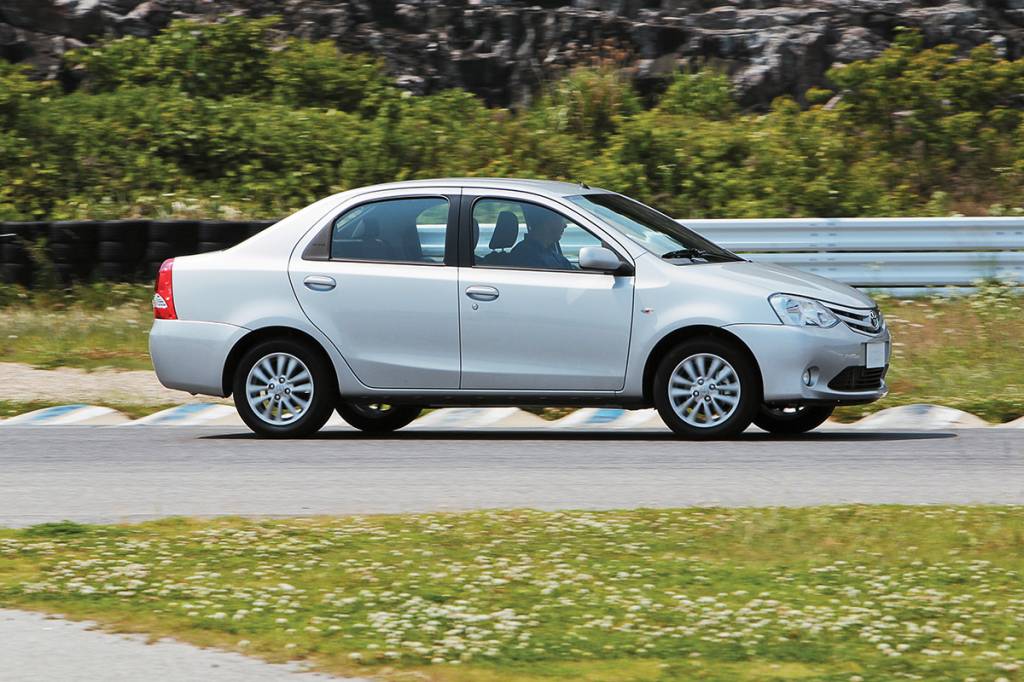 Toyota Etios sedã XS 1.5 2013