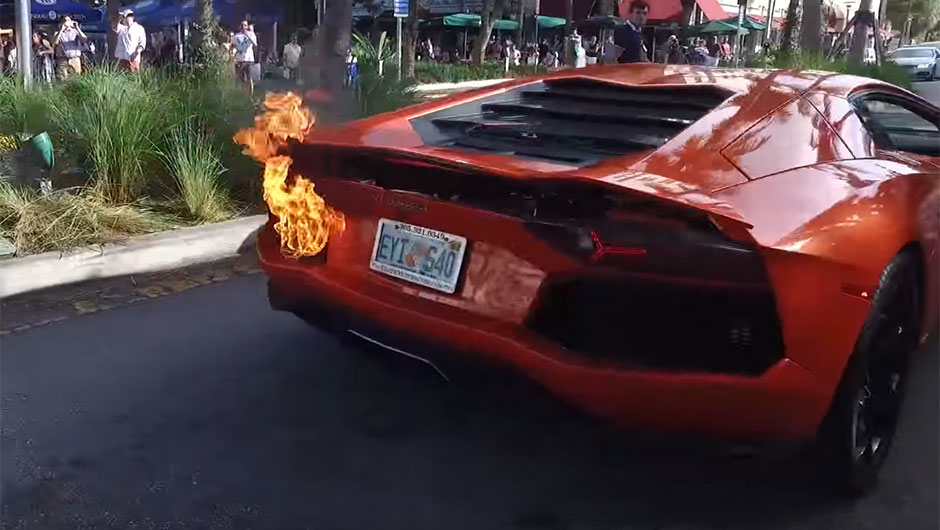 Lamborghini Aventador pegando fogo