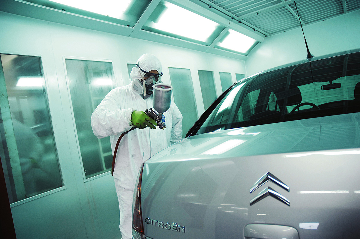 56b778450e21630a3e11bdc9automovel-sendo-pintado-em-cabine-de-pinutura-com-pressao-positiva.jpeg Automóvel sendo pintado em cabine de pintura com pressão positiva