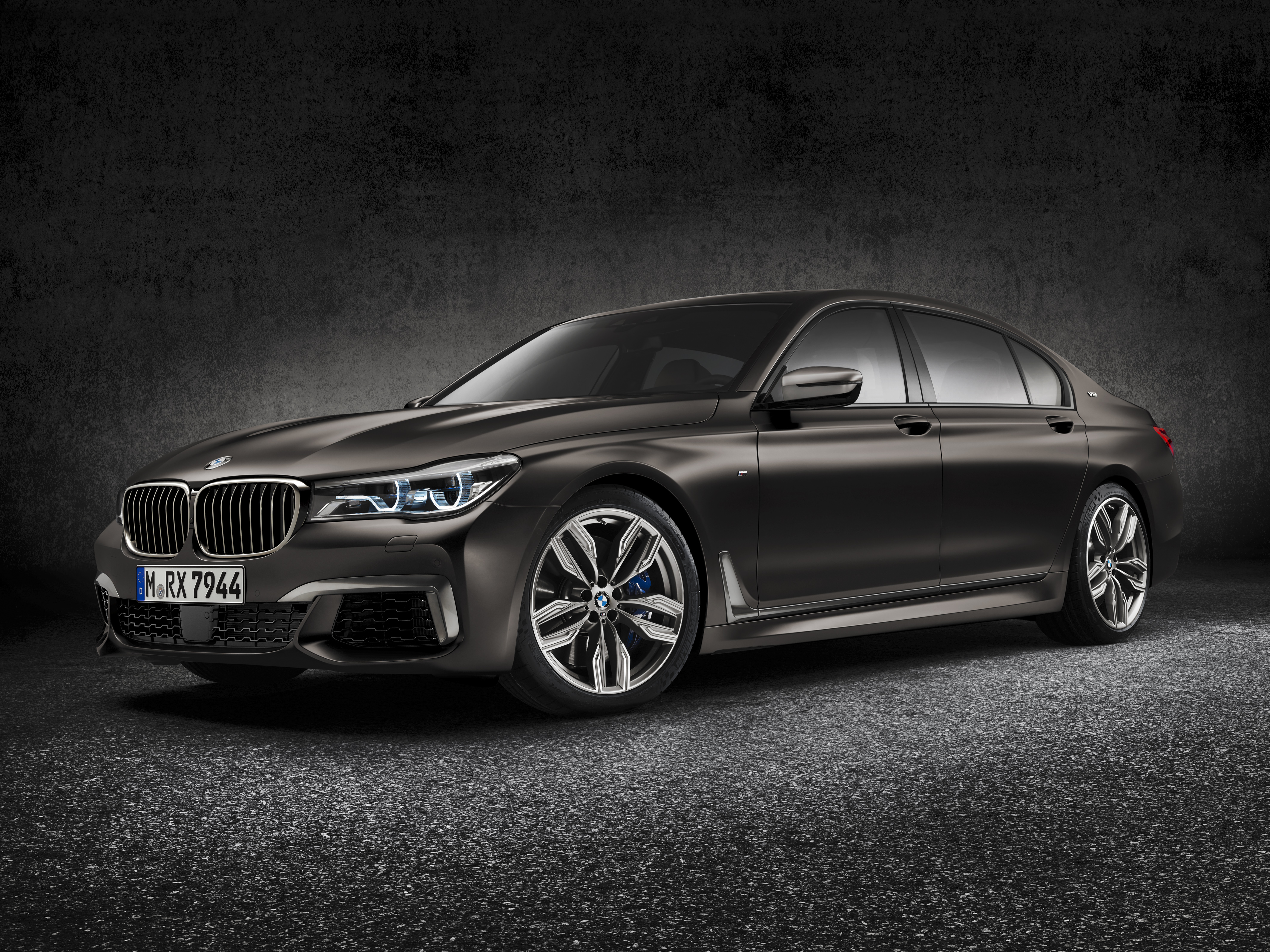 Bmw m760li xdrive v12