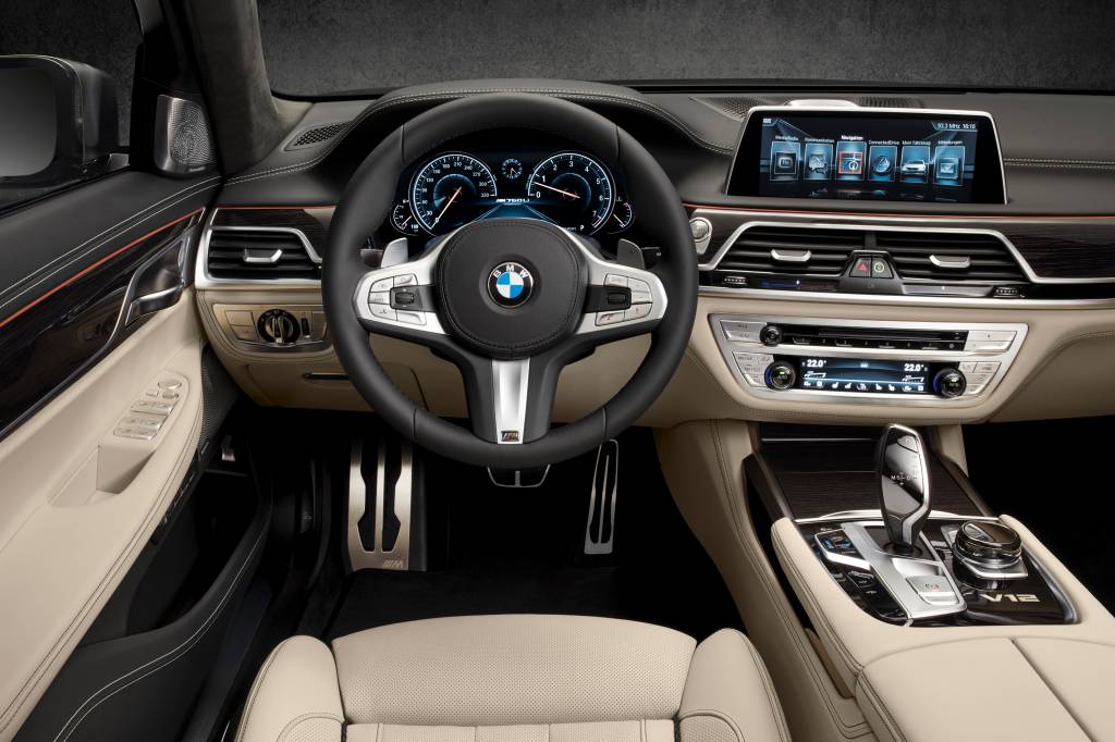 BMW M760Li 4