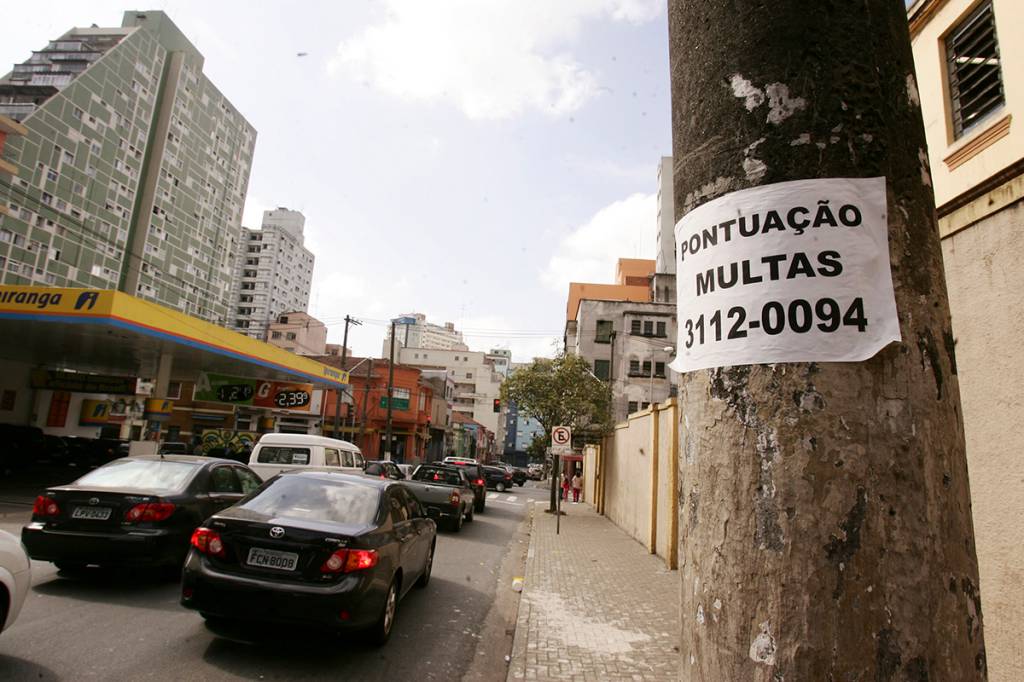 Cartaz em poste da Bela Vista oferece serviços para quem estourou a pontuação na