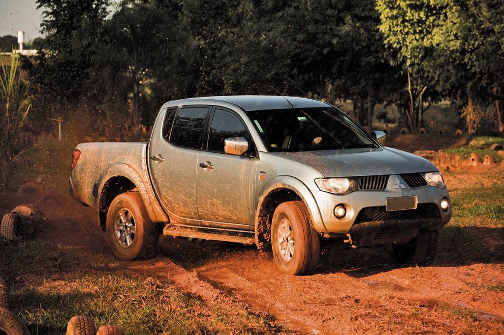 L200 Triton, picape modelo 2008 da Mitsubishi, durante teste de pneus para andar