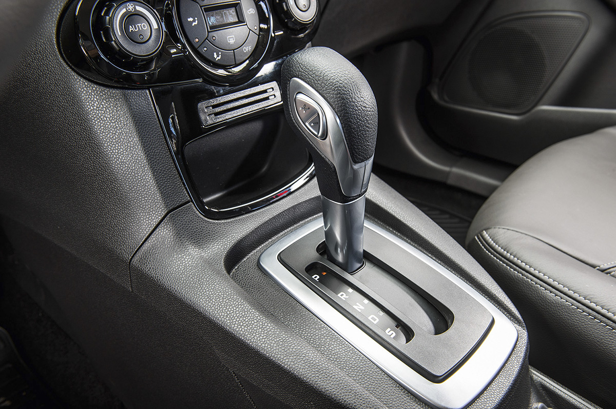 Câmbio do New Fiesta Titanium modelo 2013 da Ford, durante teste comparativo da